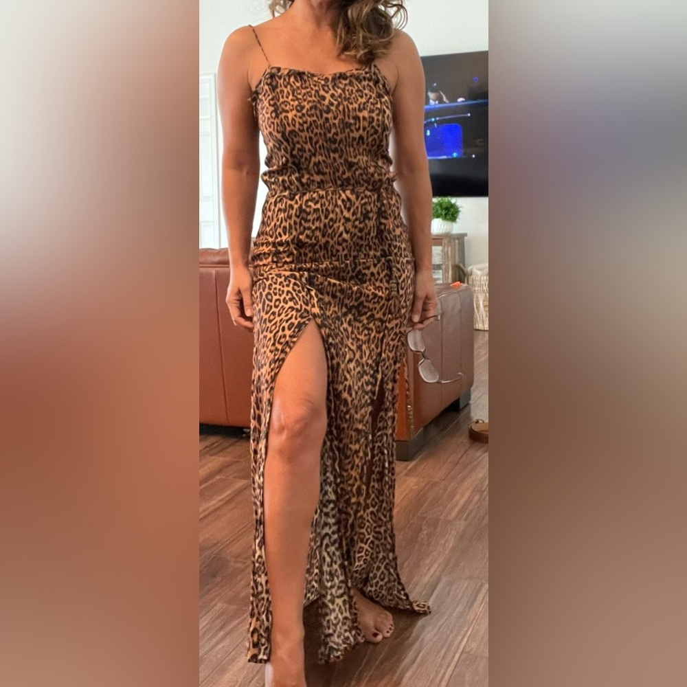Vix cover up. Can be worn as a dress.
I’m 5’1 for reference.